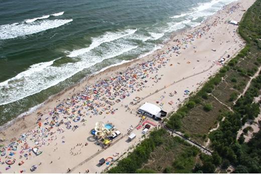 Plaża pełna turystów nad polskim morzem